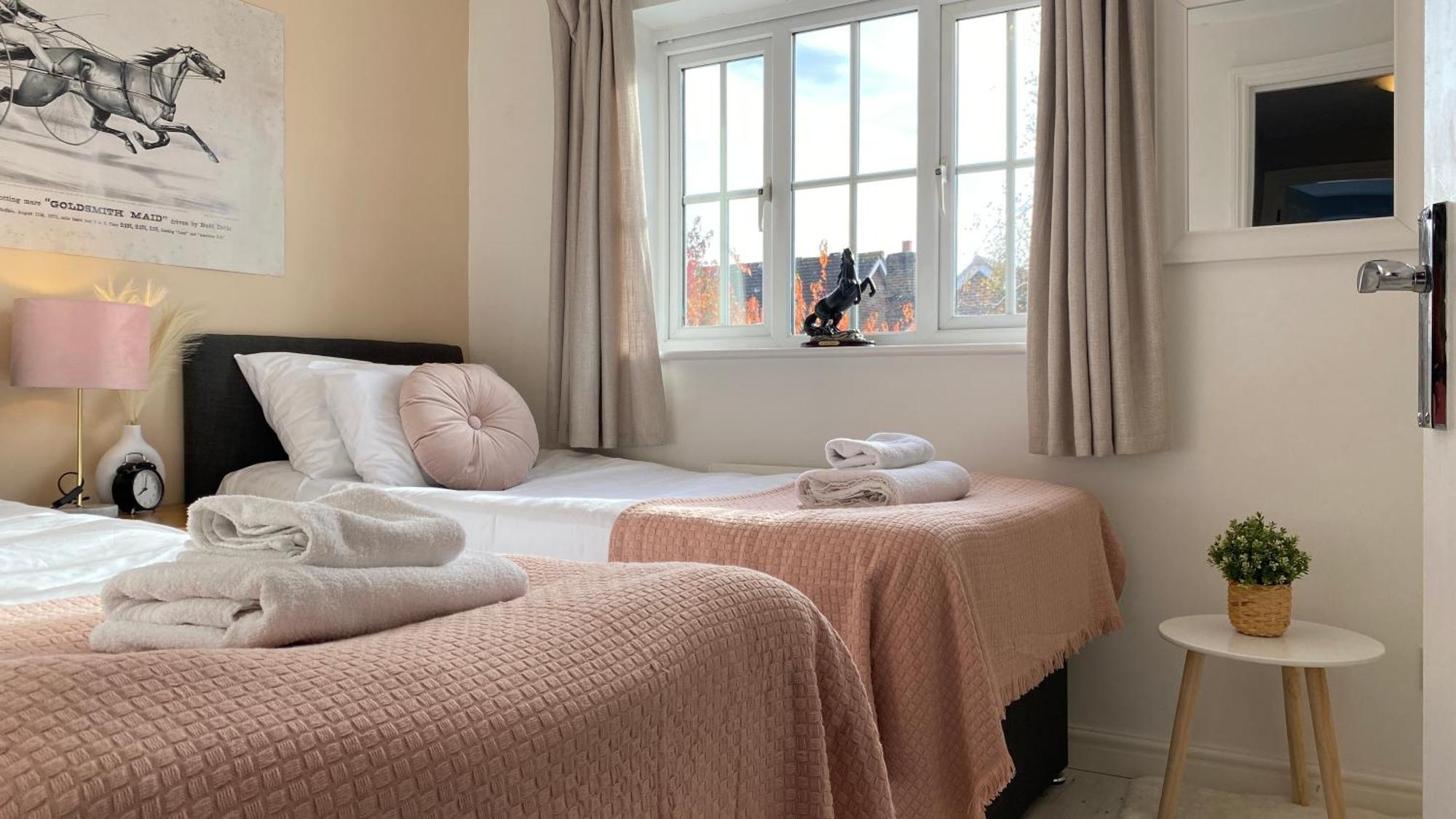 Chichester Retreat House With Free Parking ภายนอก รูปภาพ