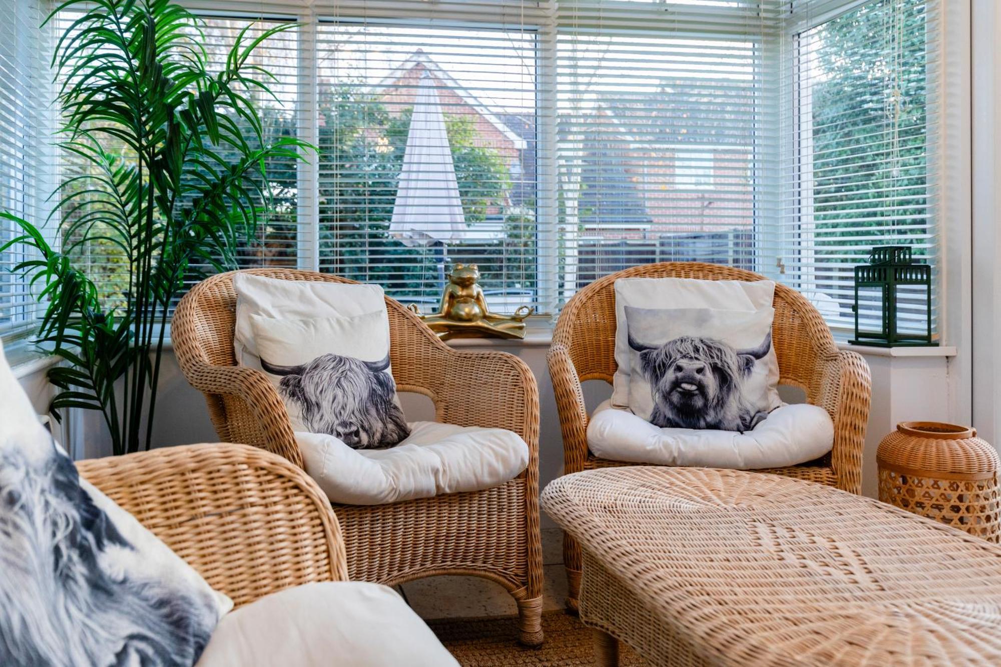 Chichester Retreat House With Free Parking ภายนอก รูปภาพ