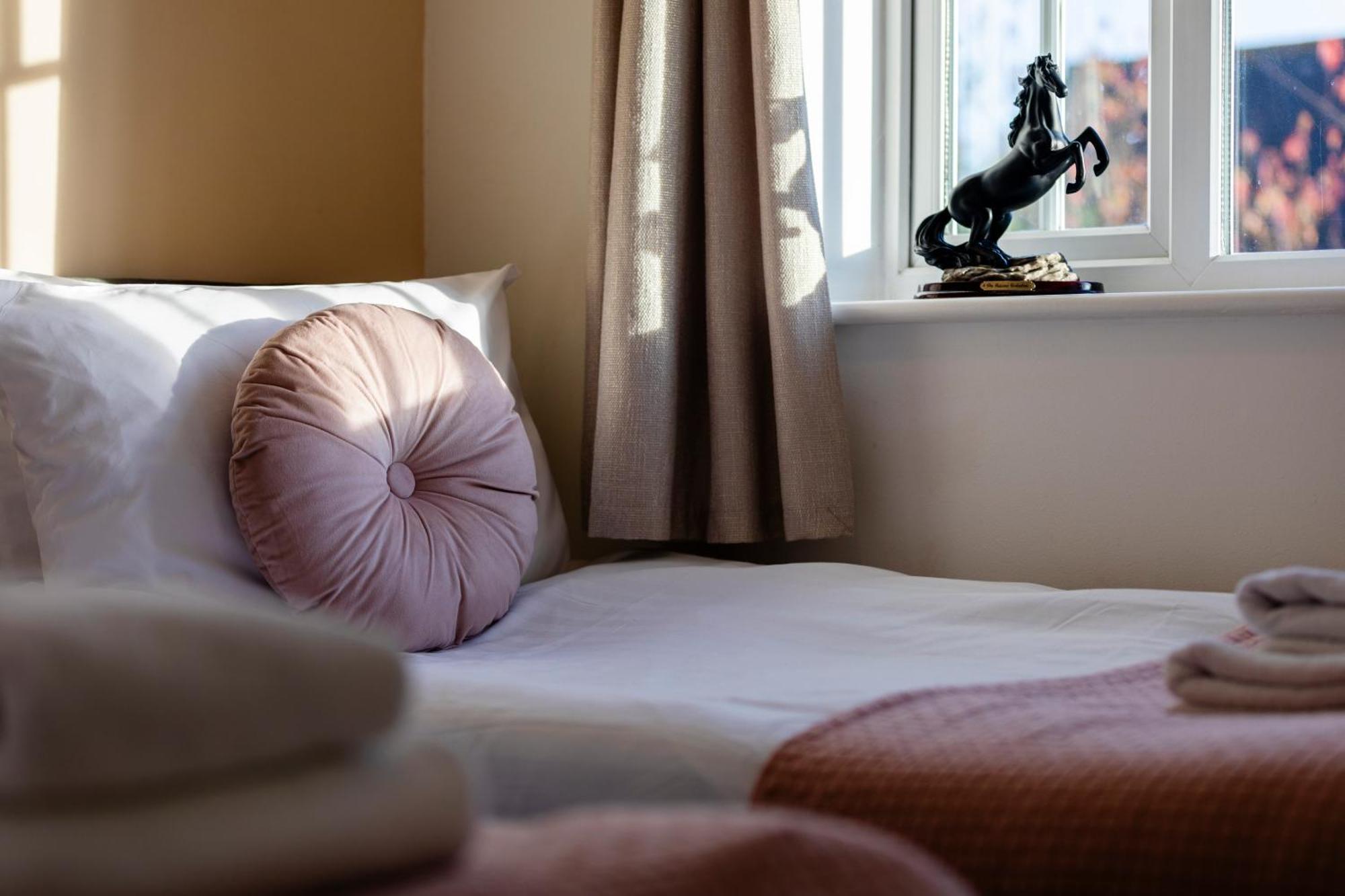 Chichester Retreat House With Free Parking ภายนอก รูปภาพ
