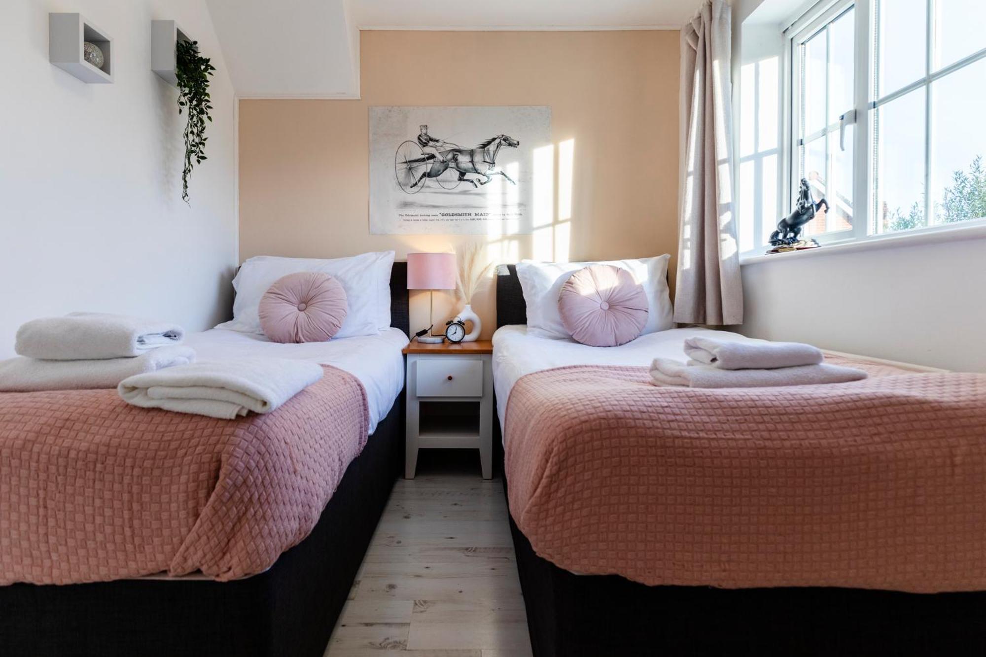 Chichester Retreat House With Free Parking ภายนอก รูปภาพ