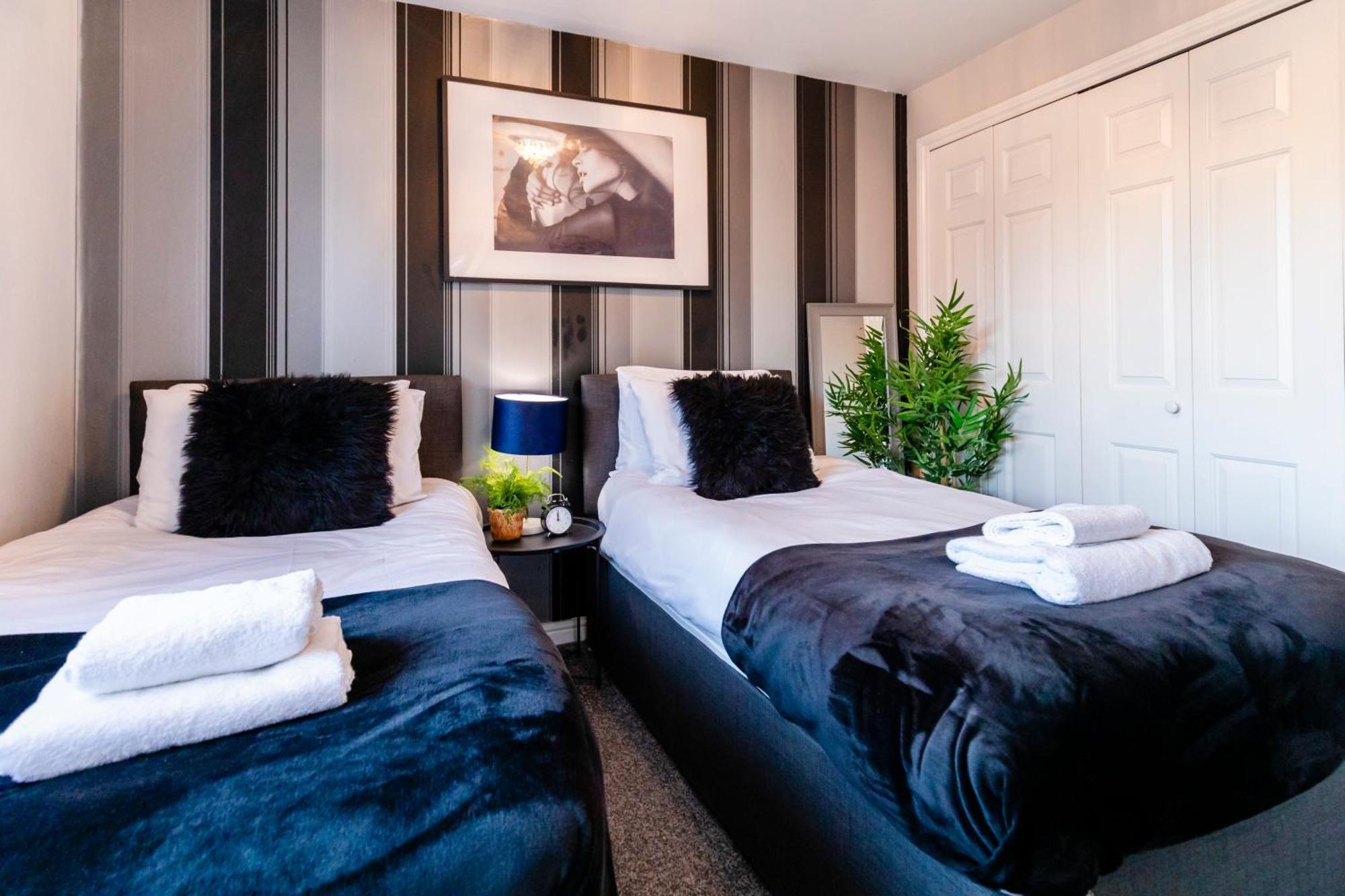 Chichester Retreat House With Free Parking ภายนอก รูปภาพ
